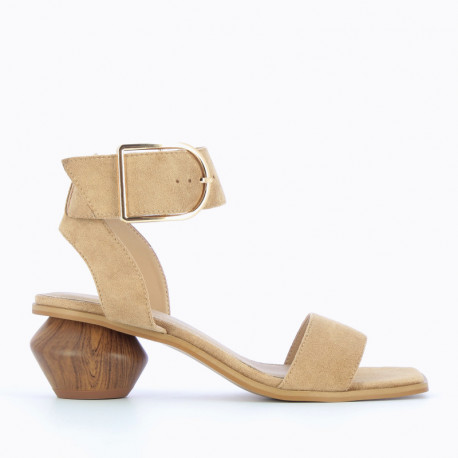 Sandales à talon beiges à boucle oversize